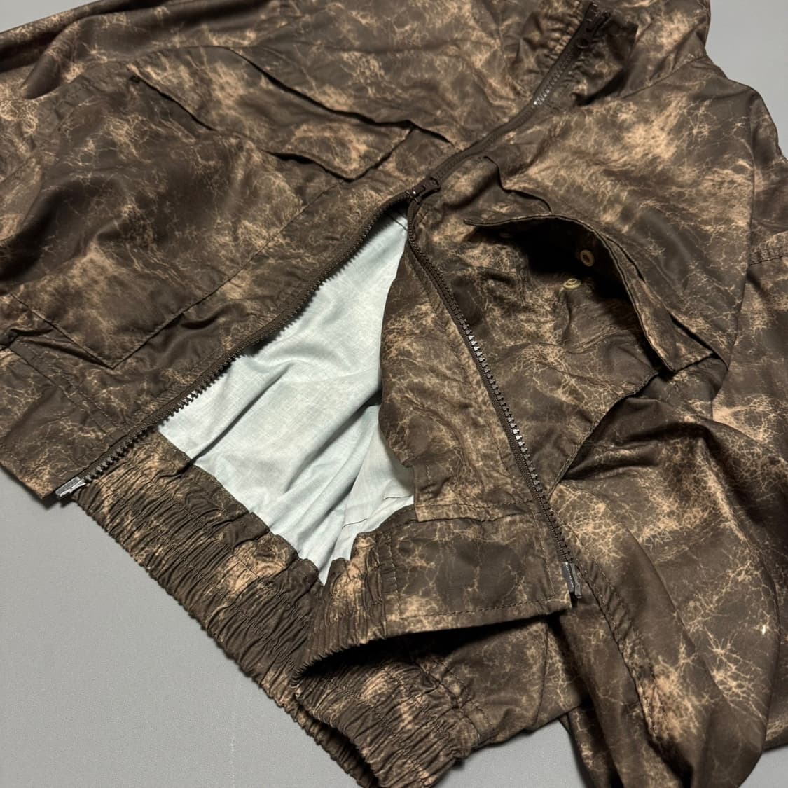 빔즈(BEAMS) 25ss 브라운컬러 다잉 패턴 와이딩 쇼트 블루종 자켓 상품이미지5