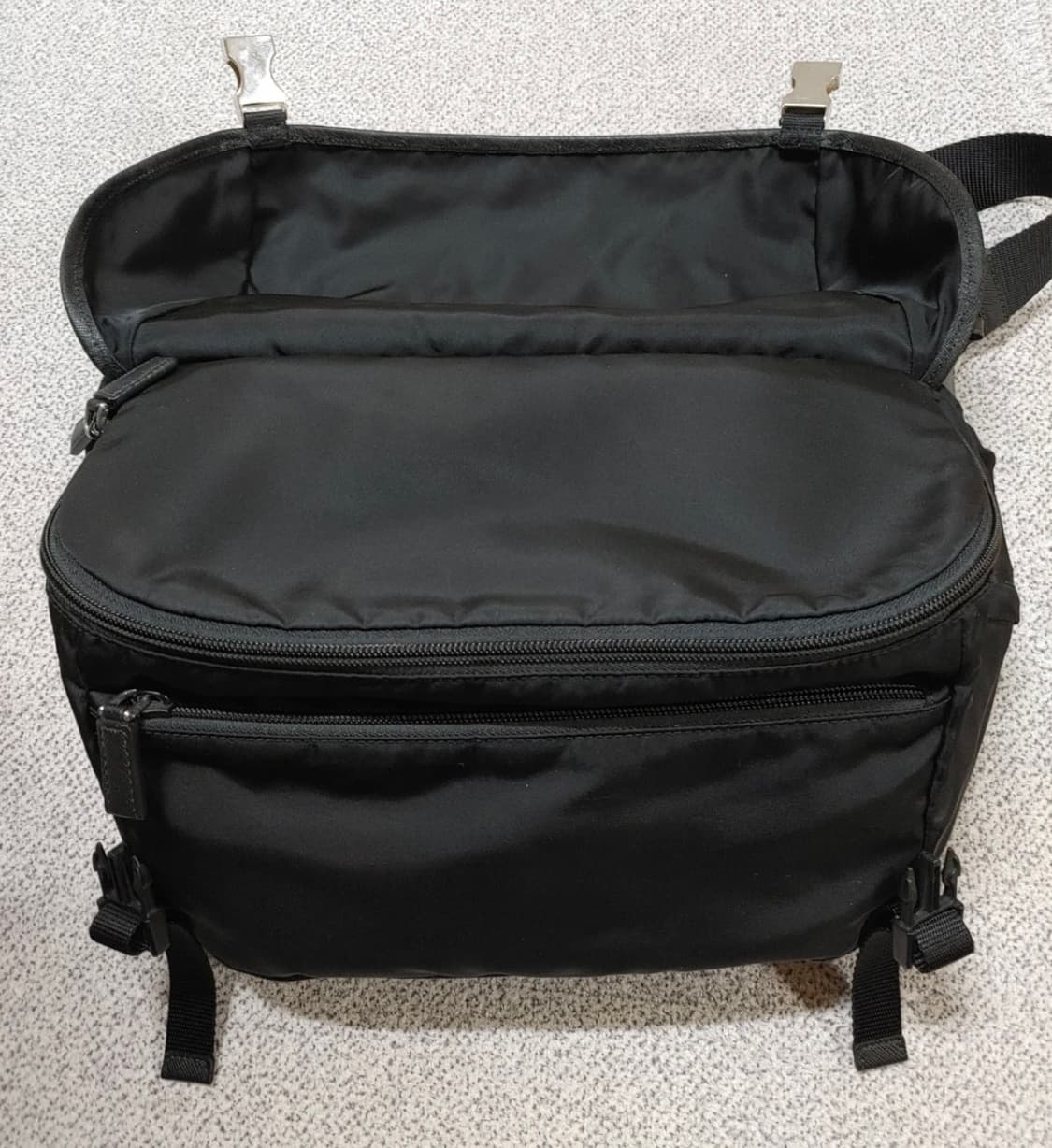 [L] 프라다 테수토 나일론 바이커백 크로스백 블랙 라지 2VH994 상품이미지7