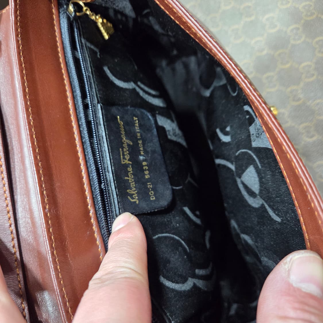 페라가모 미듐 크로스백 상품이미지8