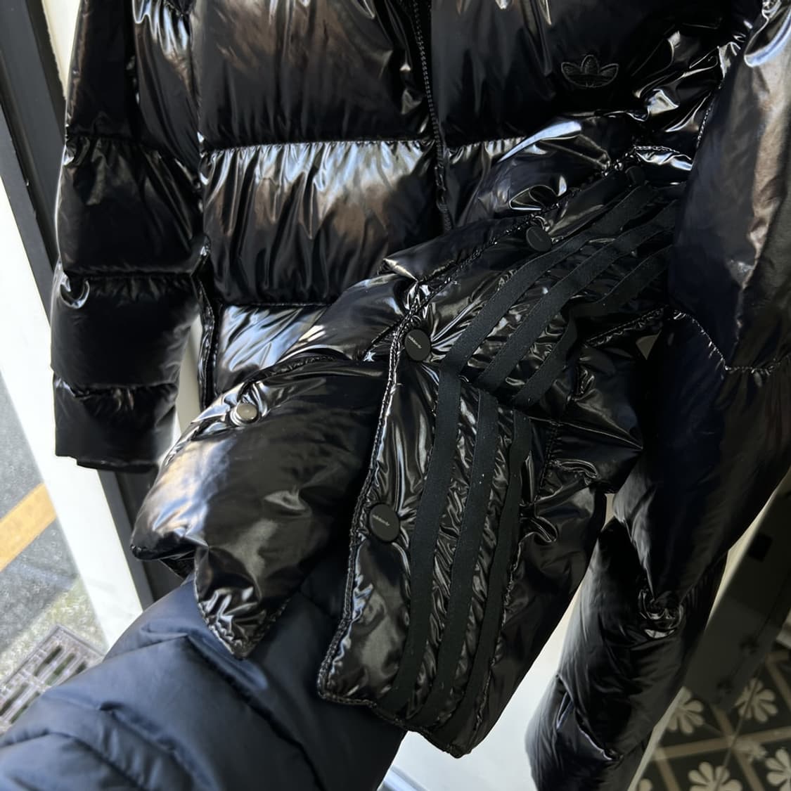15396 - 아디다스 블랙 유광 패딩 상품이미지4