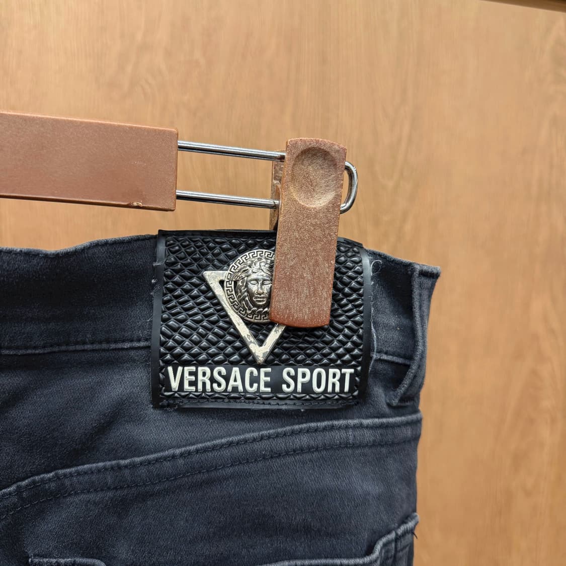 베르사체 스포츠 데님 팬츠 로고 각인 버튼 사이드 탭 디테일 슬림핏 블랙 상품이미지7