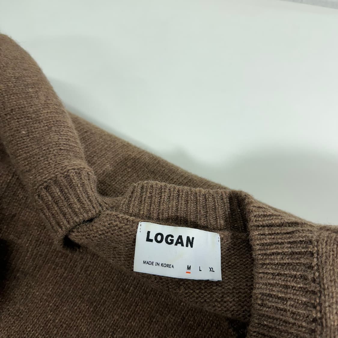 M 로건 브라운 라운드니트 상품이미지2