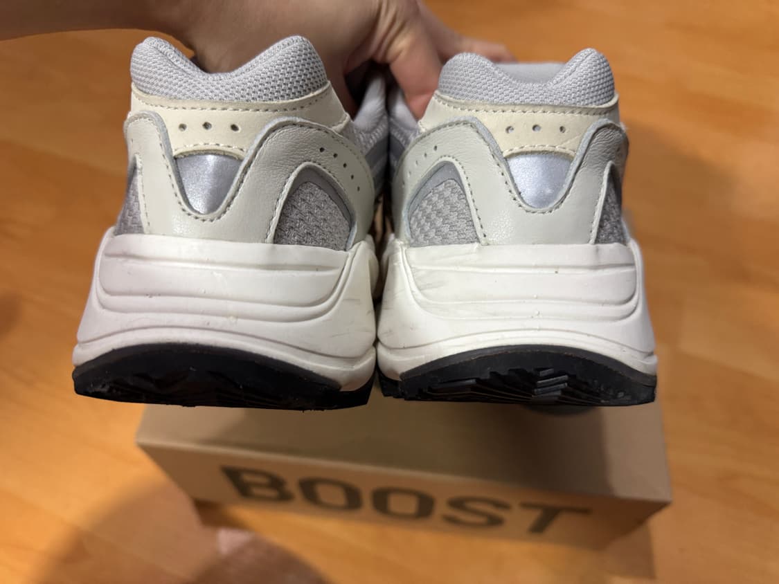 이지부스트700 v2 크림 290 상품이미지3