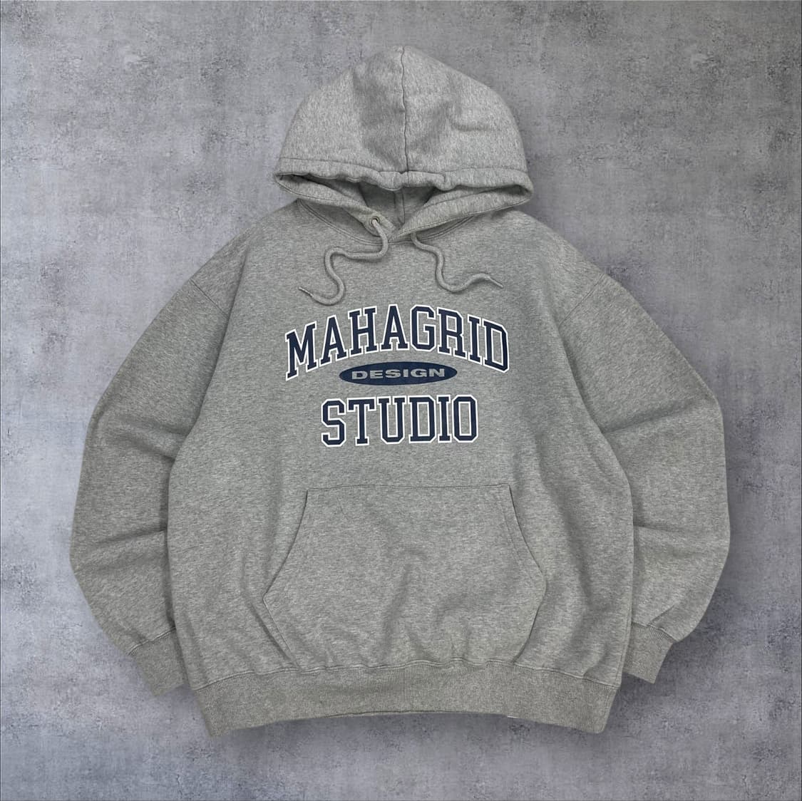 마하그리드 그레이 컬러 스펠아웃 빅로고 후드티 상품이미지1