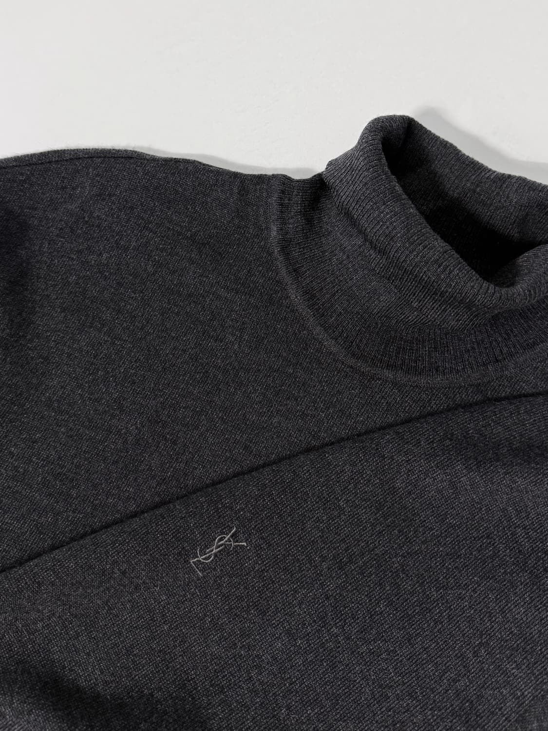 입생로랑 90’s 딥그레이 미니멀 로고 폴라 코튼 니트 상품이미지3