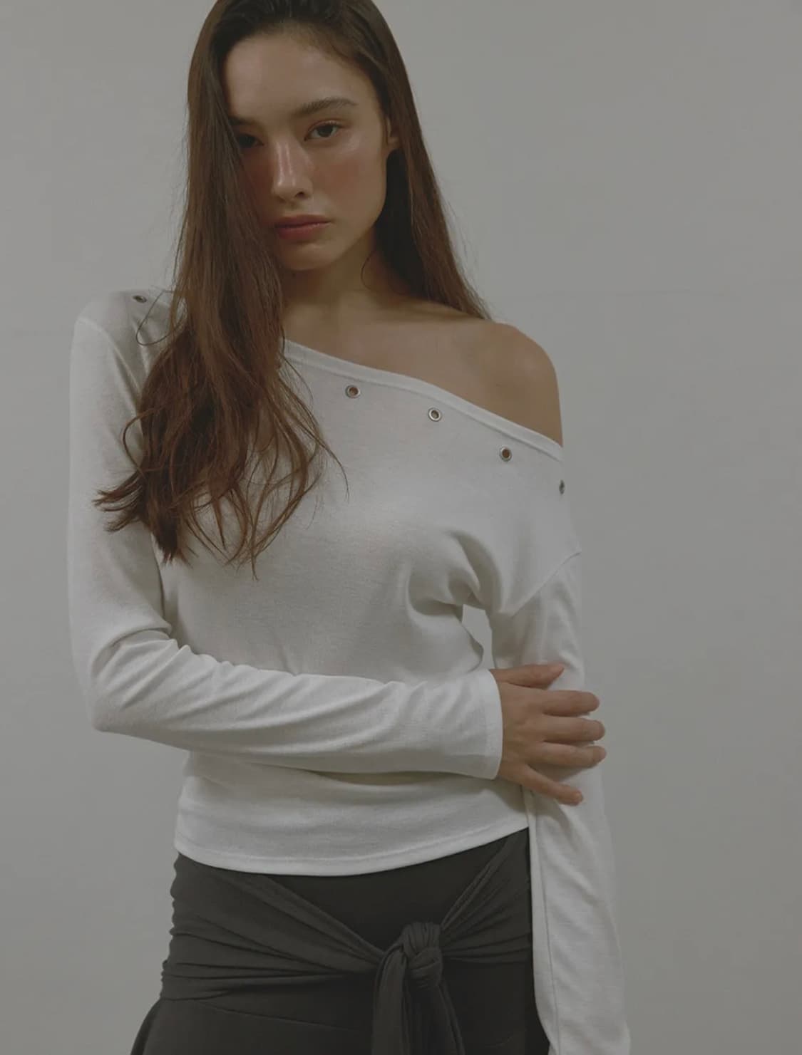 아수라 아일렛 원 숄더 롱 슬리브리스 티셔츠 아이보리 상품이미지3