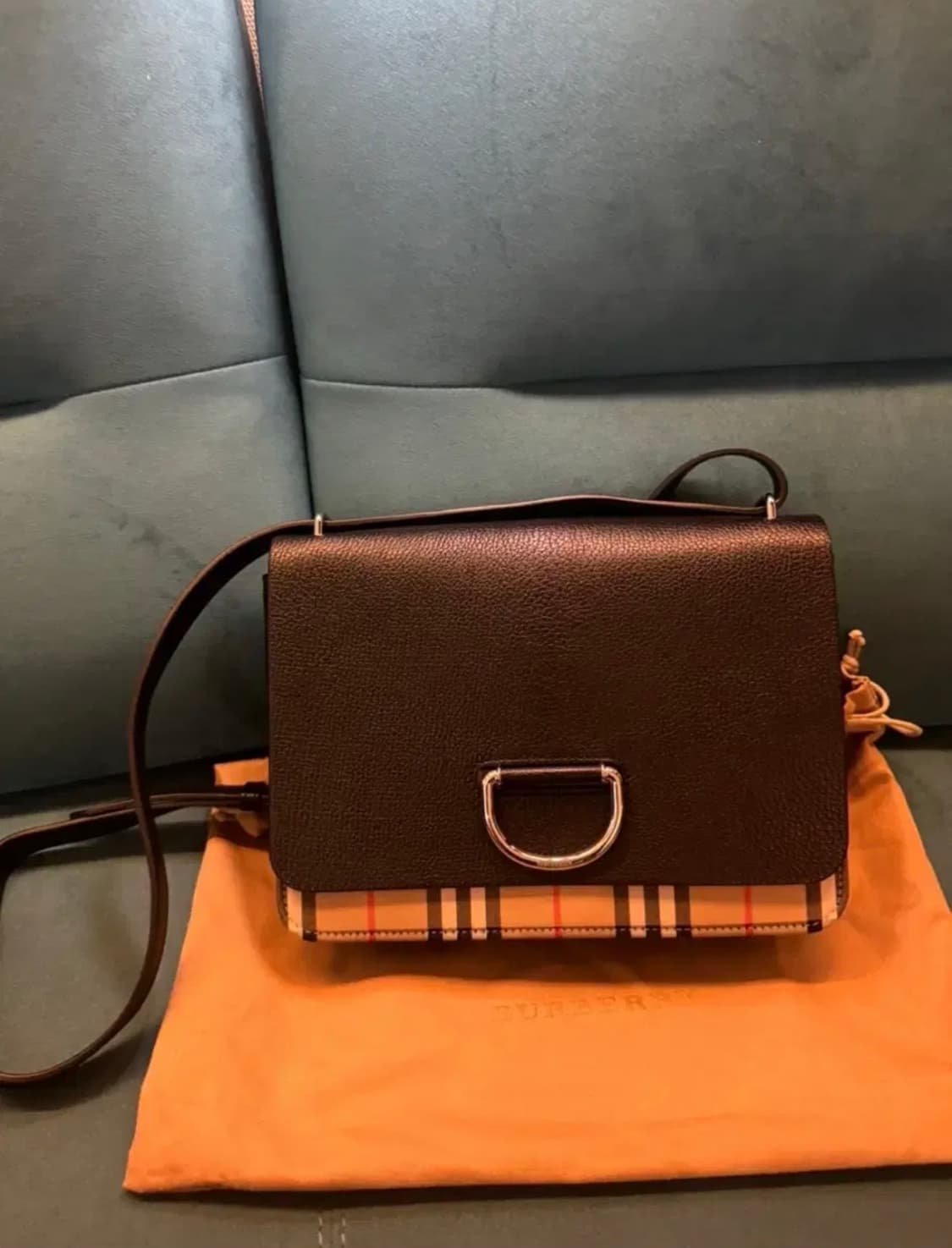 버버리 미디엄 빈티지 체크 가죽 D링 백 블랙 상품이미지1