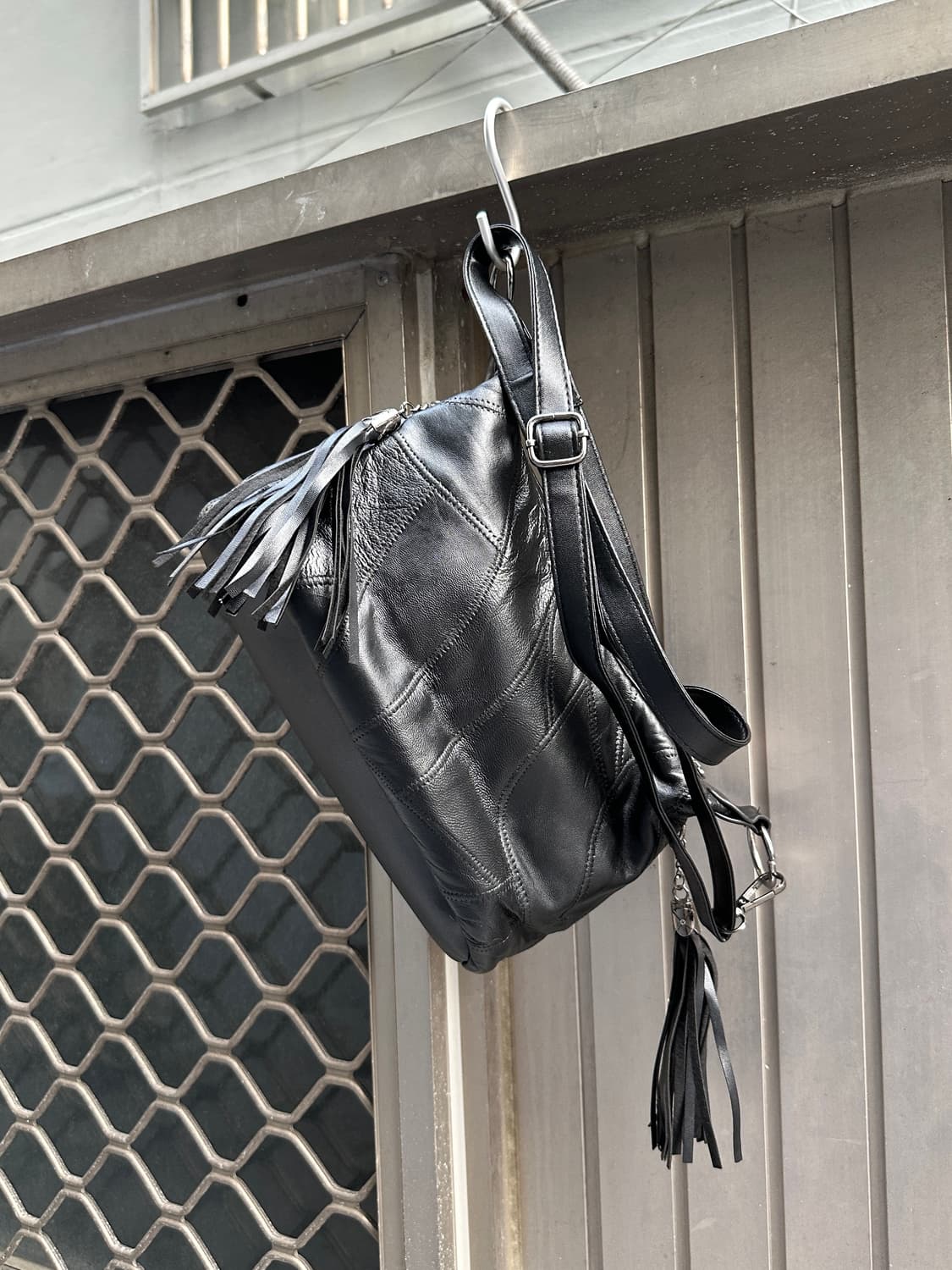 Vintage tassel detail leather bag 상품이미지1