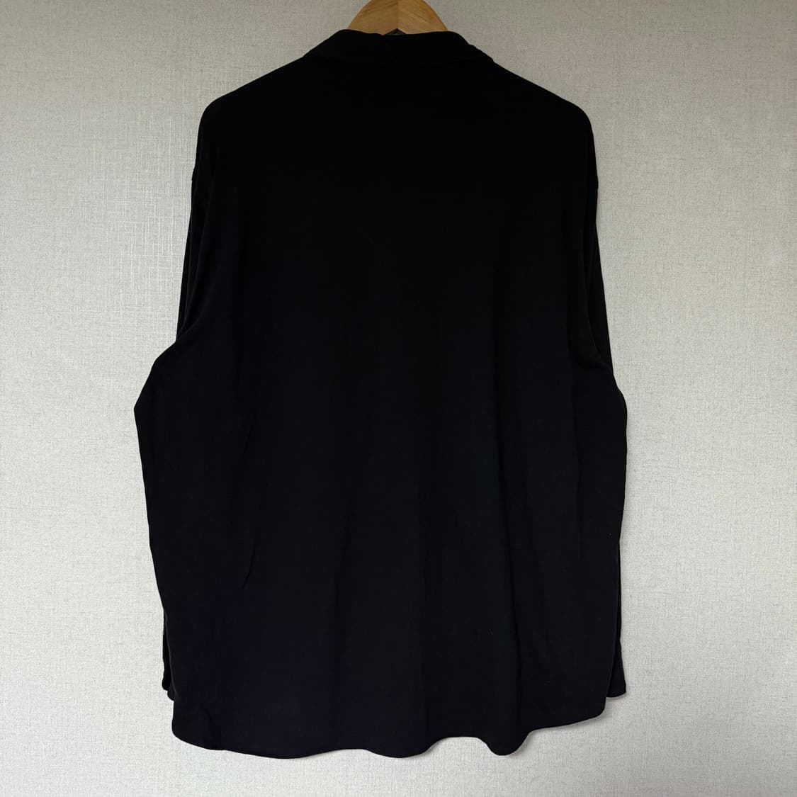 [2]코모리 25SS 블랙 코튼 저지 셔츠 상품이미지7