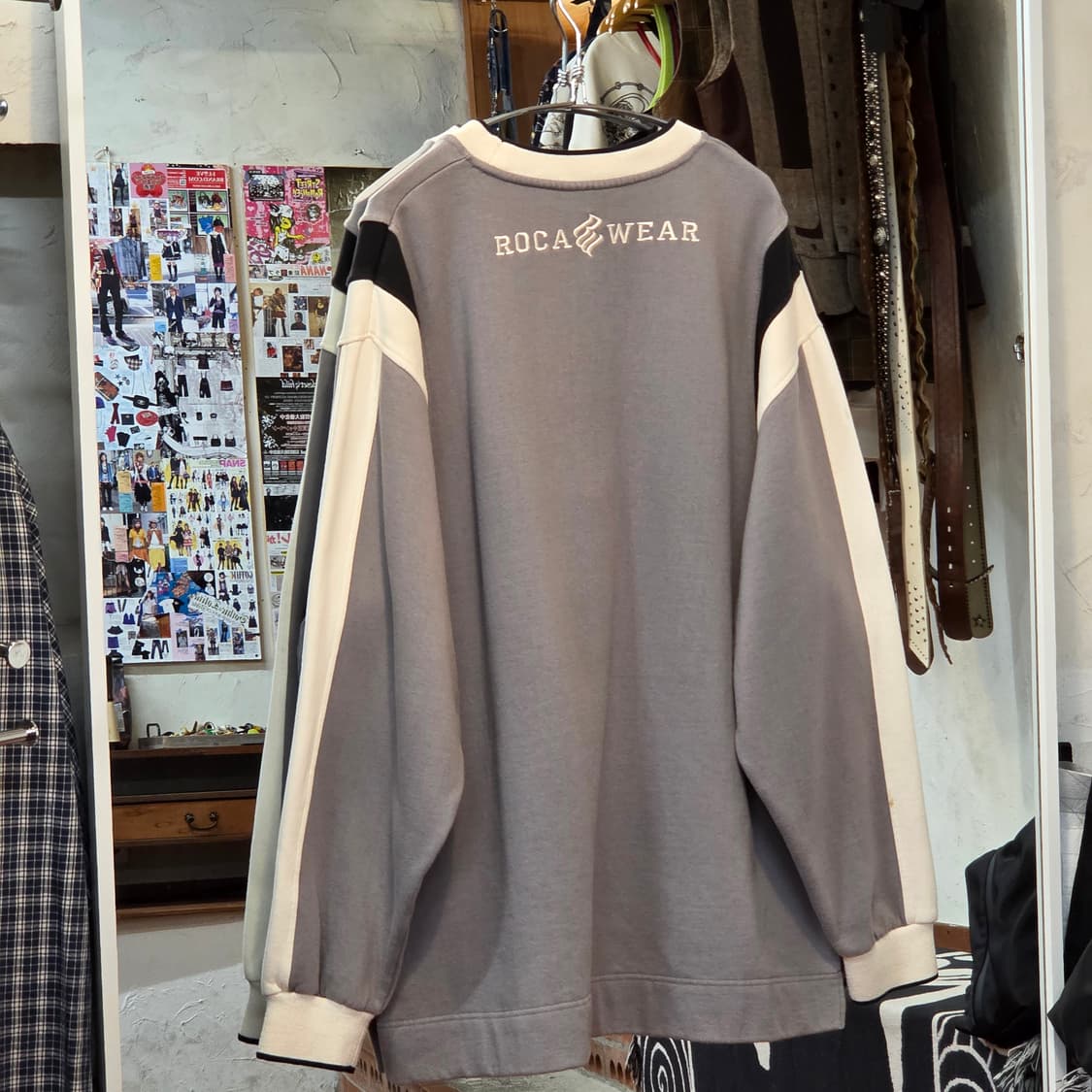 로카웨어 올드스쿨 오버핏 배색 맨투맨 상품이미지4