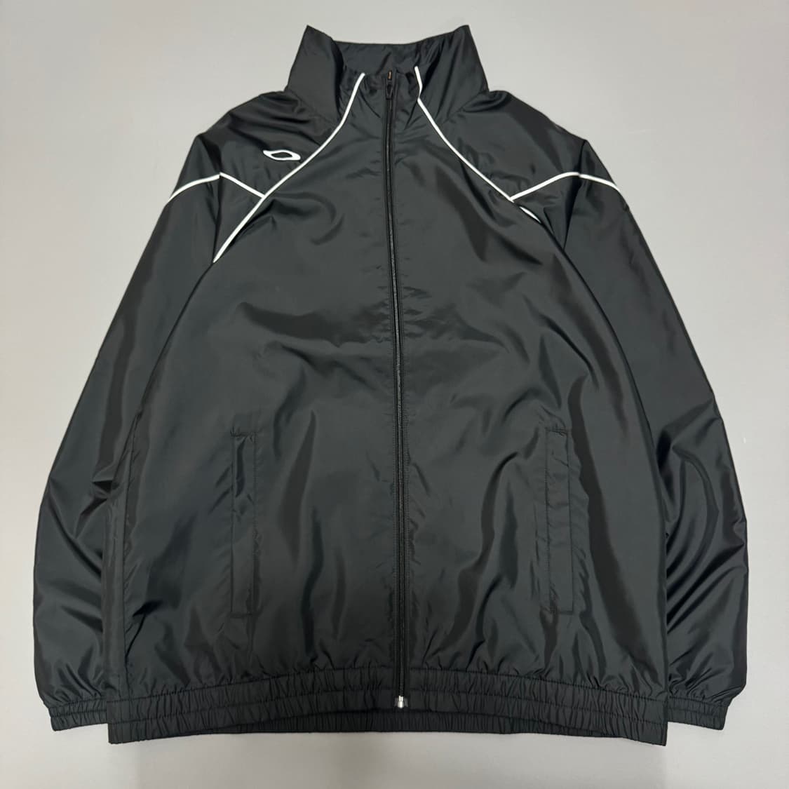 오클리 블랙컬러 파이핑 양면 서클 로고 폴리에스터 하이넥 윈드브레이커 상품이미지6