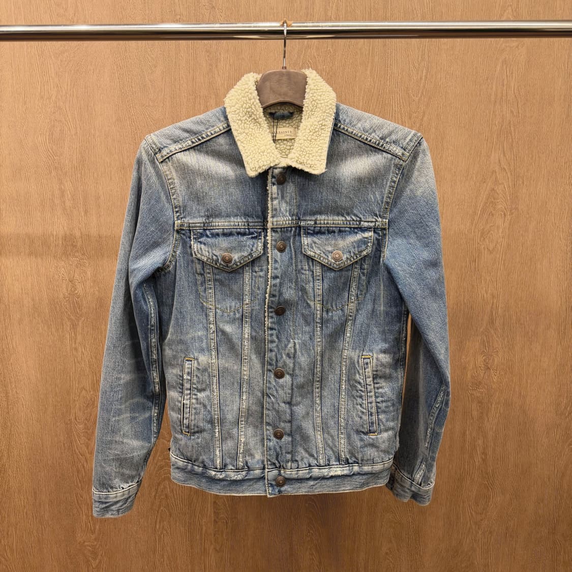 올세인츠 코튼 데님 자켓 셰르파 퍼 카라 디테일 레귤러핏 블루 상품이미지2