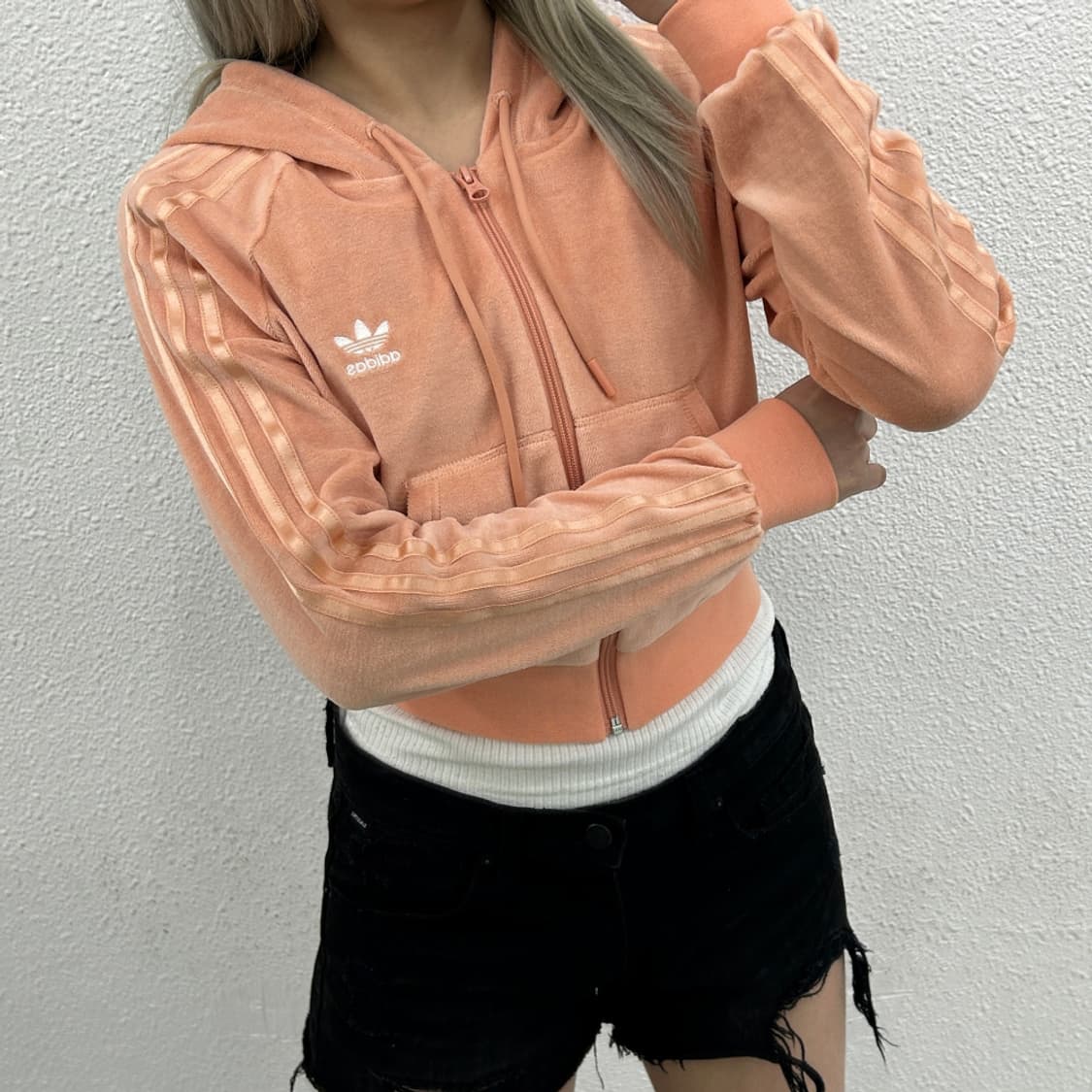 아디다스 미니로고 코랄 벨벳 크롭 후드집업 XS 상품이미지2