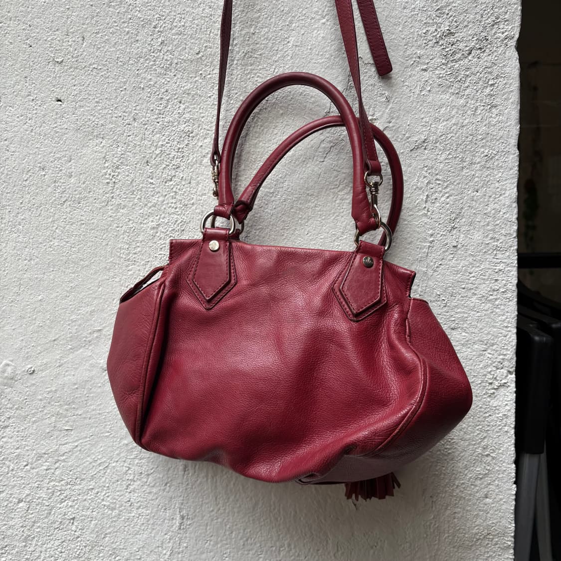 비비안웨스트우드 엠보싱 로고 태슬 버건디 레더 투웨이백 상품이미지5