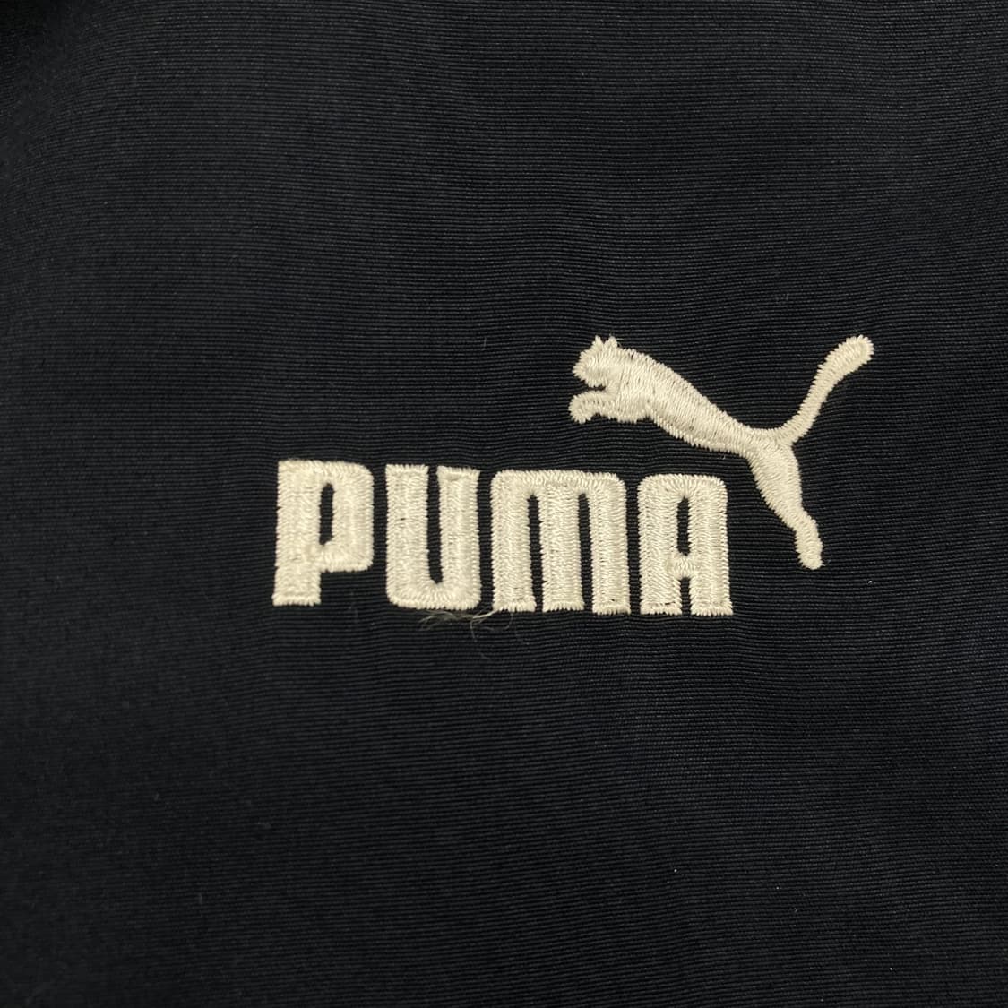 퓨마 네이비 컬러 스몰 로고 바람막이 상품이미지3