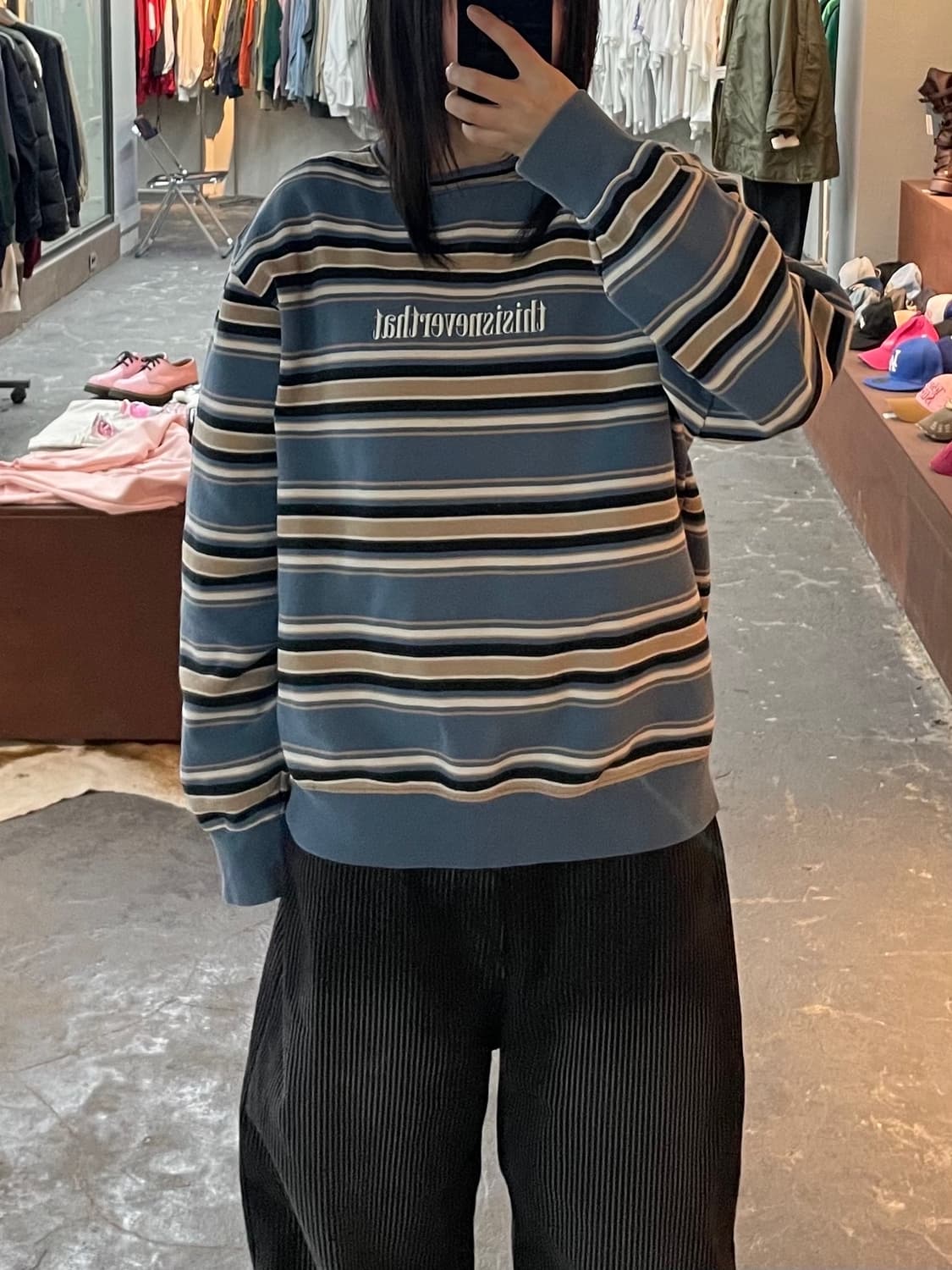 디스이즈네버댓 스트라이프 센터로고 맨투맨 H1813 상품이미지1