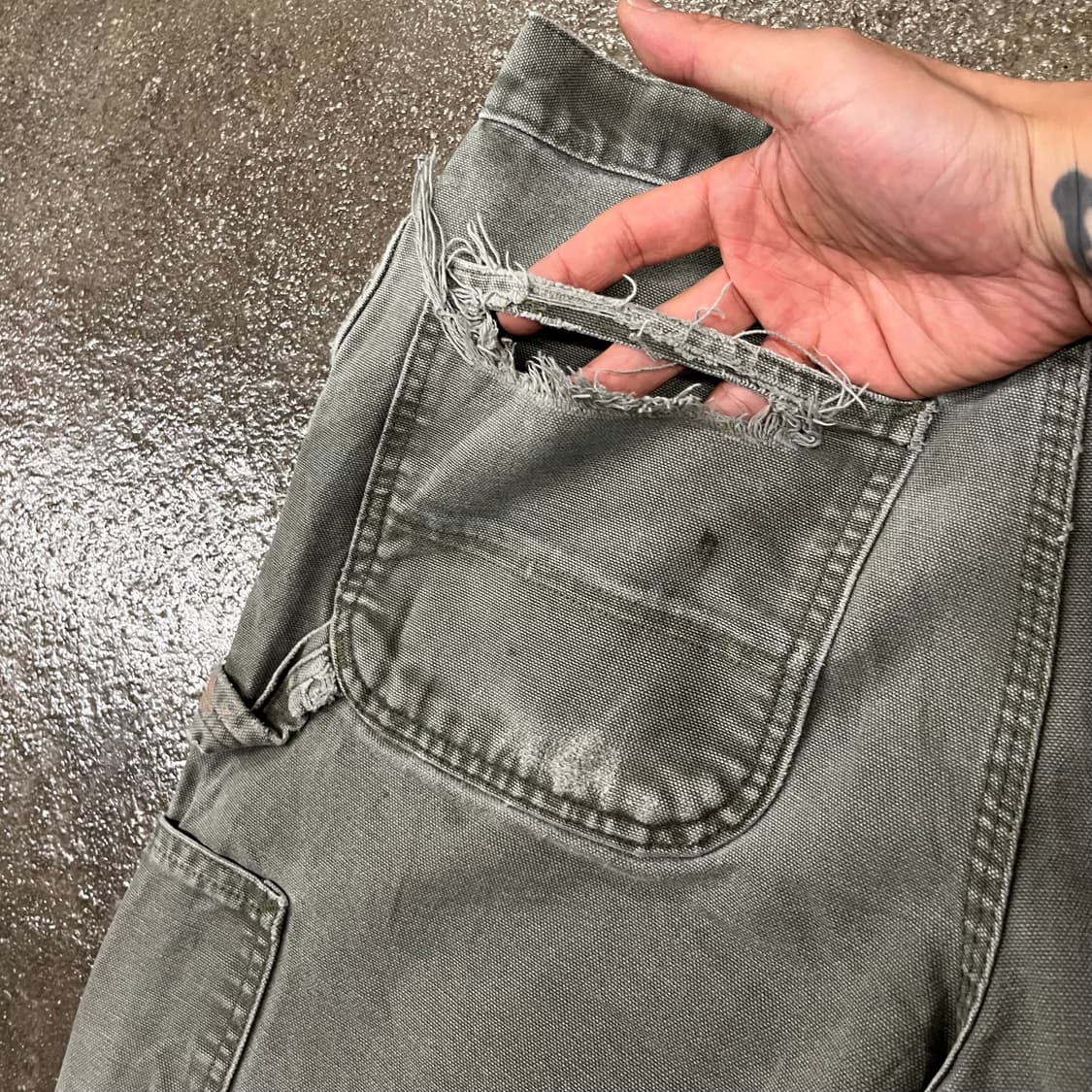 Carhartt 데미지 카펜터 팬츠 (32“) 상품이미지6