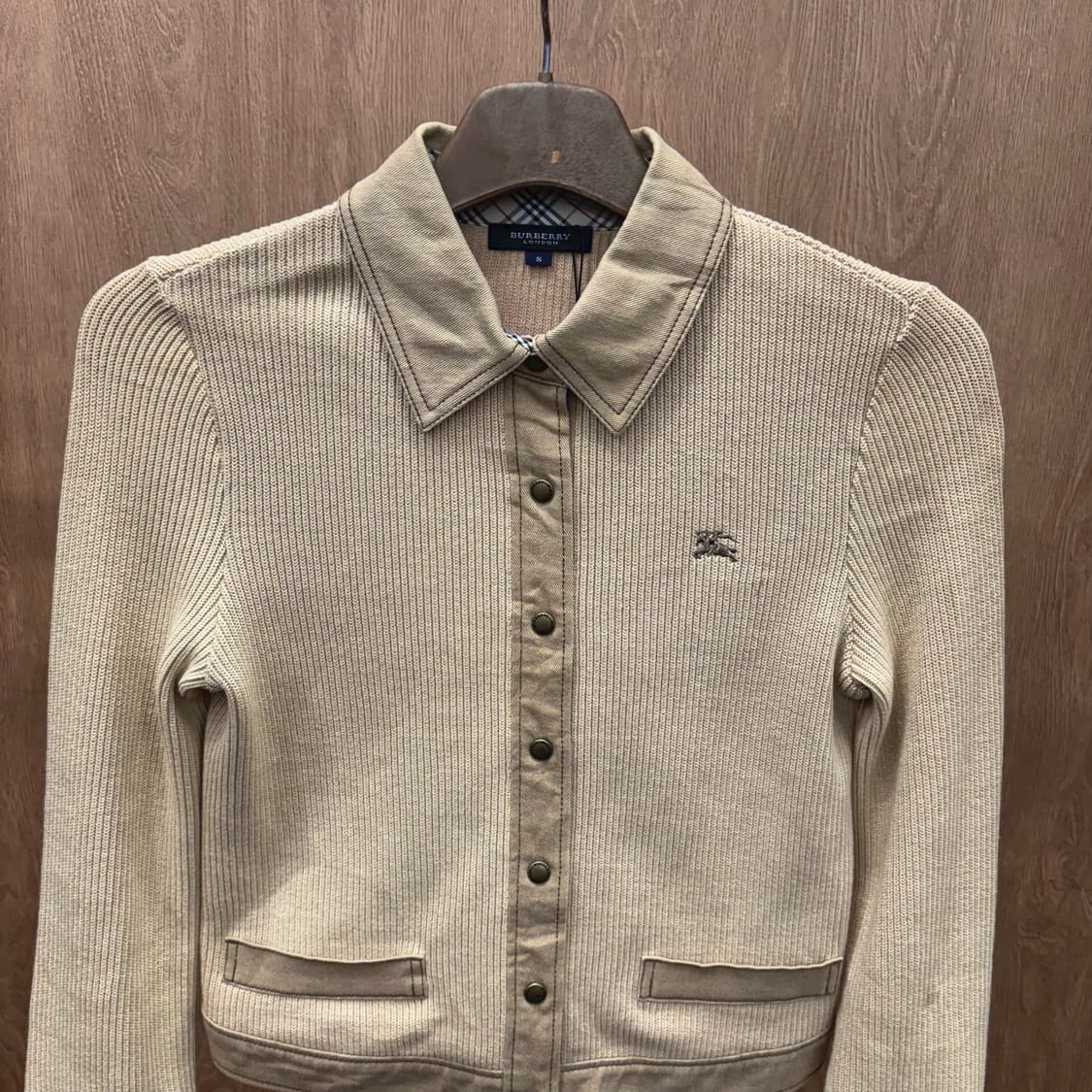버버리 런던 코튼 리브드 니트 셔츠 자켓 나이트 로고 자수 디테일 베이지 상품이미지4