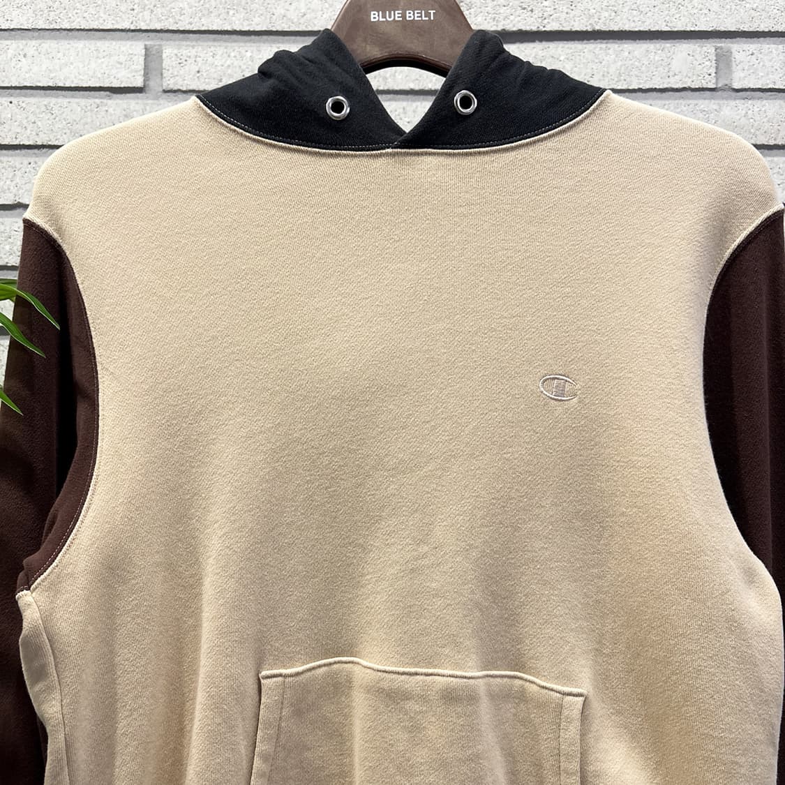 챔피온 컬러블럭 후드티 스몰로고 디테일 크림/브라운 10% 할인 상품이미지4