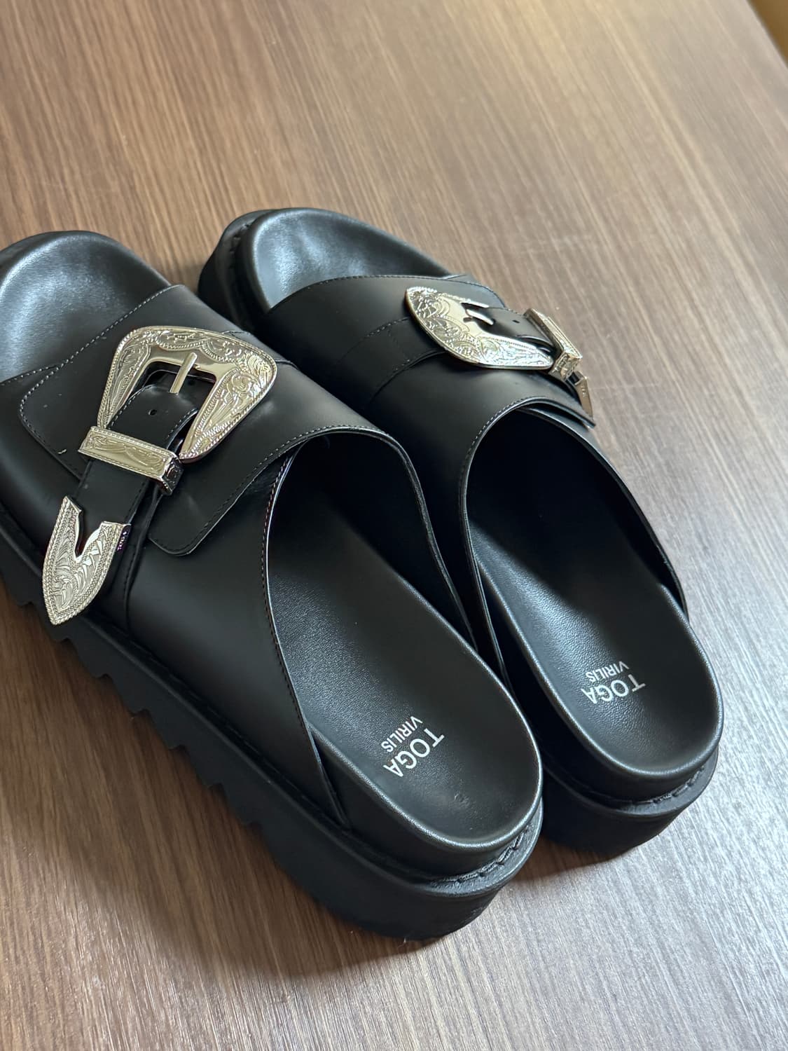 Toga Virilis 토가 비릴리스 인그레이빙 버클 슬라이드 샌들 42 상품이미지6