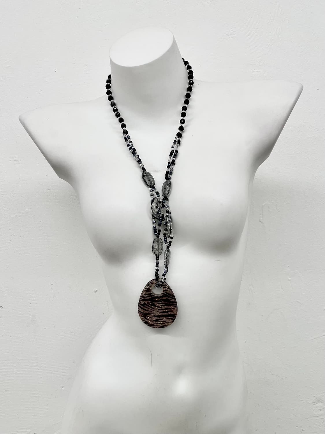 블랙페어리 지브라 드롭 네크리스 상품이미지1