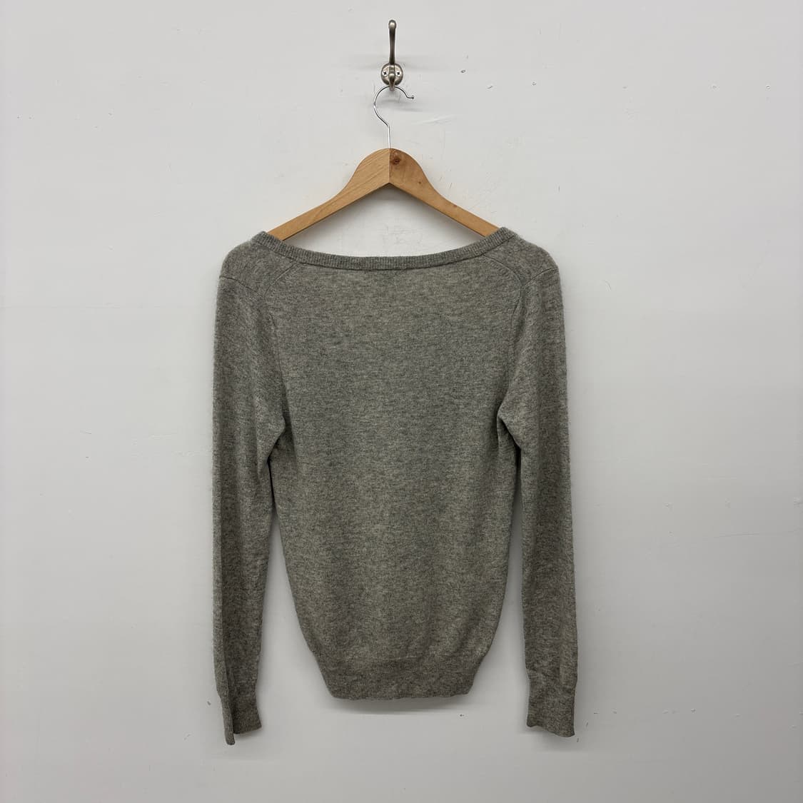 캐시미어100 브이넥 회색 니트 상품이미지4