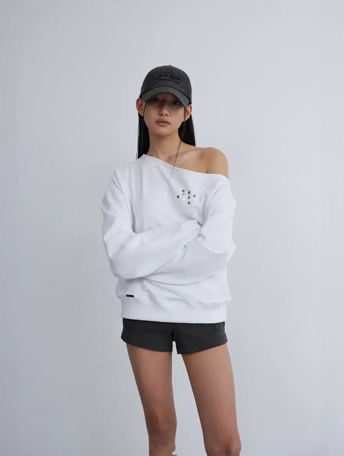 이네기 원숄더 리벳 스웻셔츠 화이트 상품이미지1