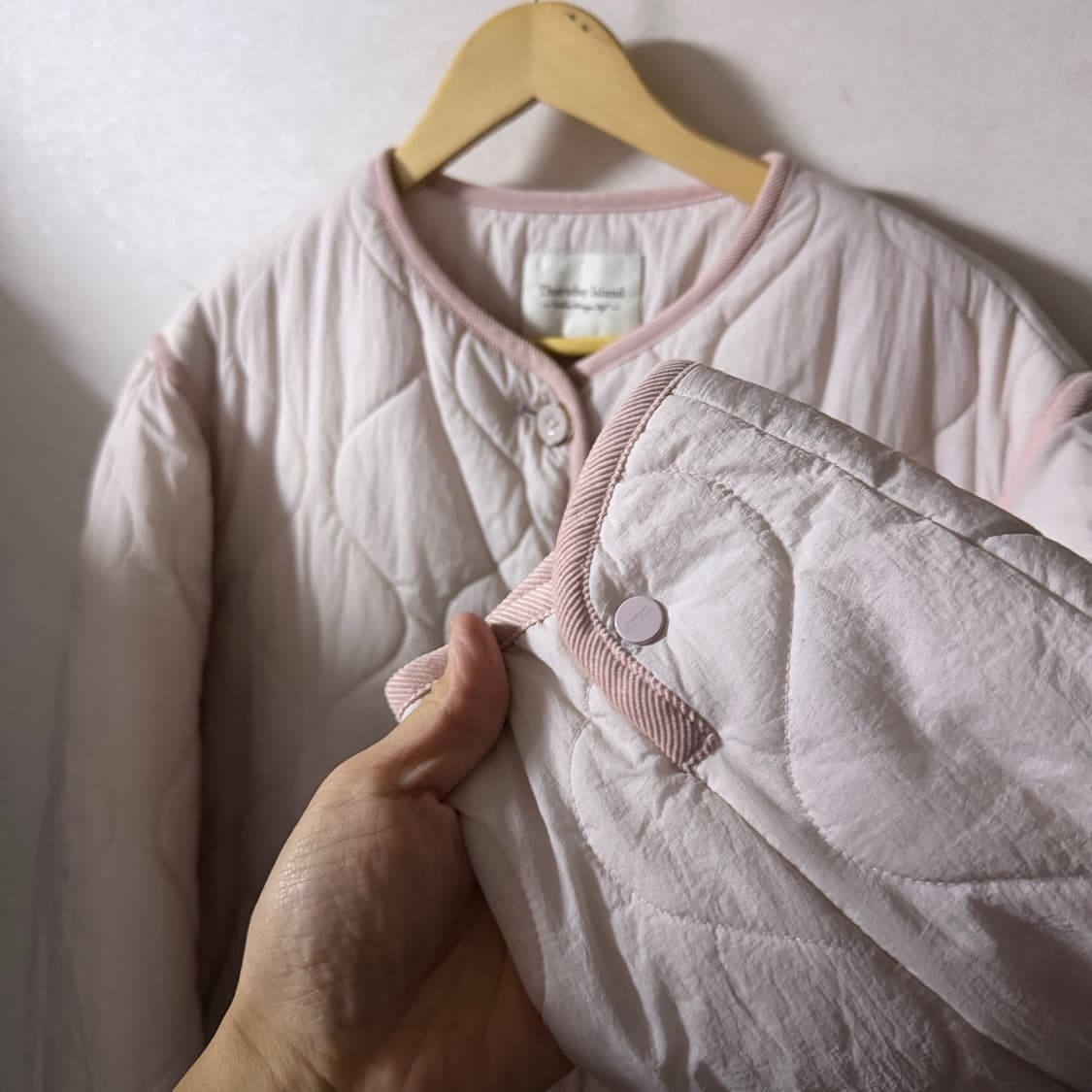 써스데이아일랜드 노카라 어니언 퀼팅 롱코트 (T248MCT231W)  상품이미지6