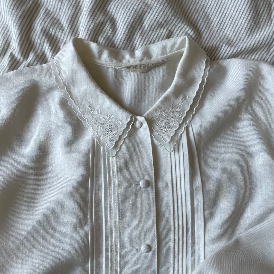 자수 카라 핀턱 클래식 블라우스 상품이미지3