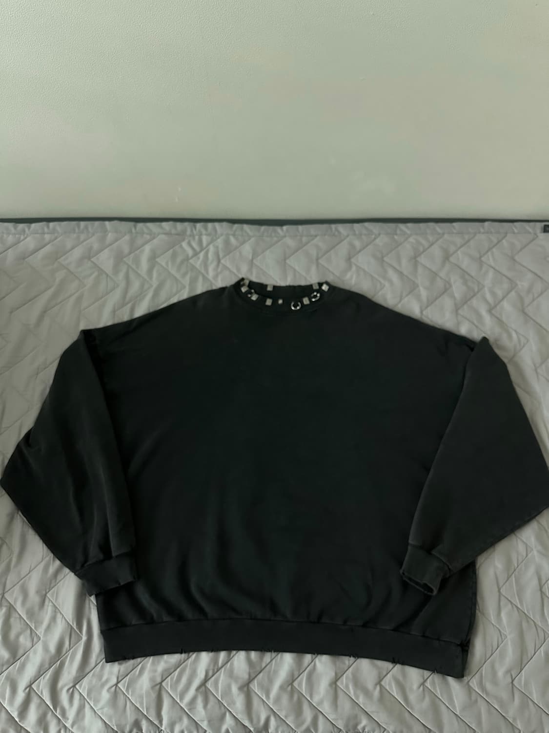 발렌시아가 피어싱 맨투맨 상품이미지1