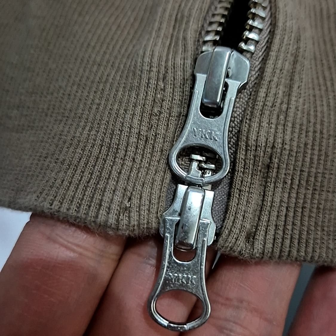 세터 자수로고 후드집업 상품이미지4