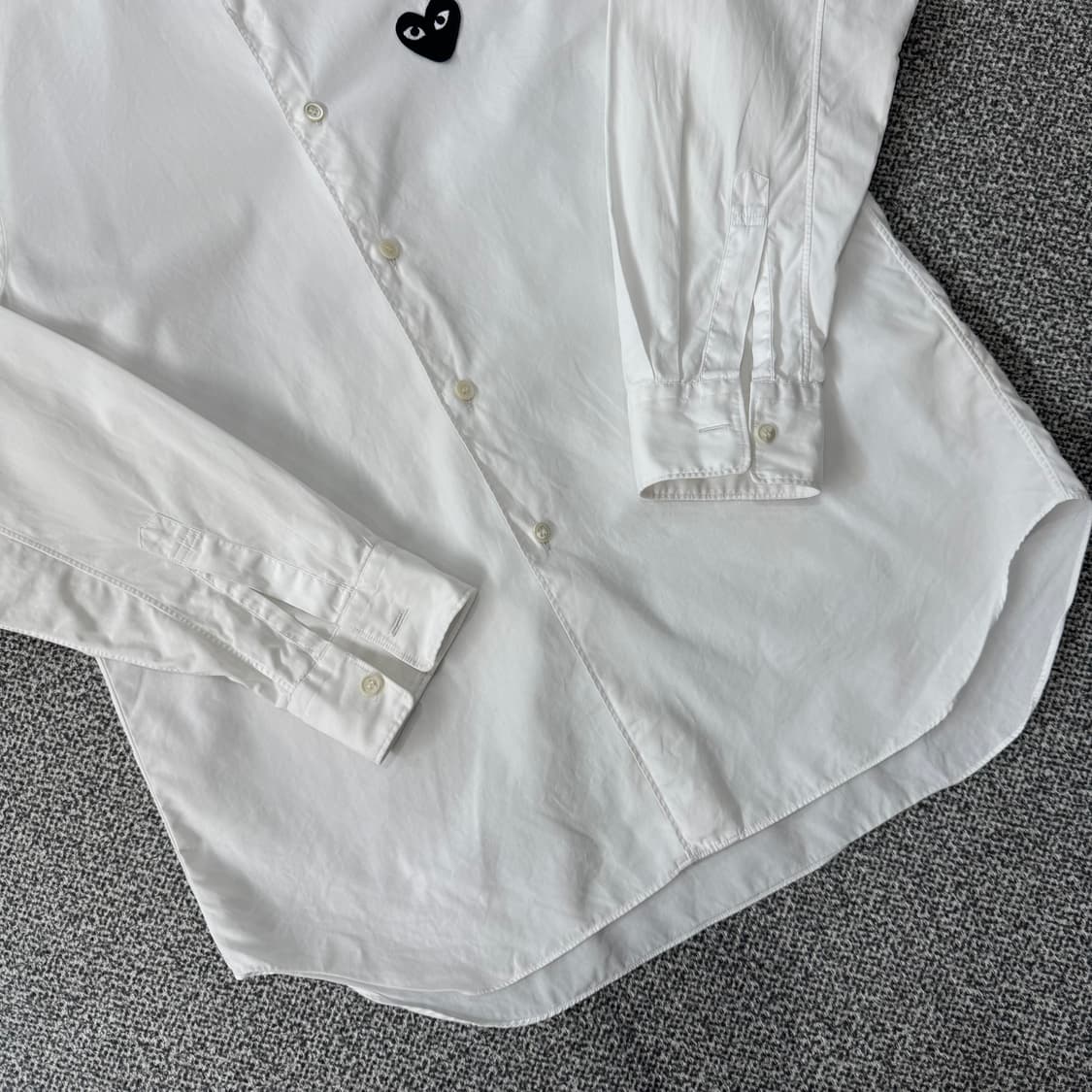 꼼데가르송 블랙하트 와펜 화이트 셔츠 상품이미지3