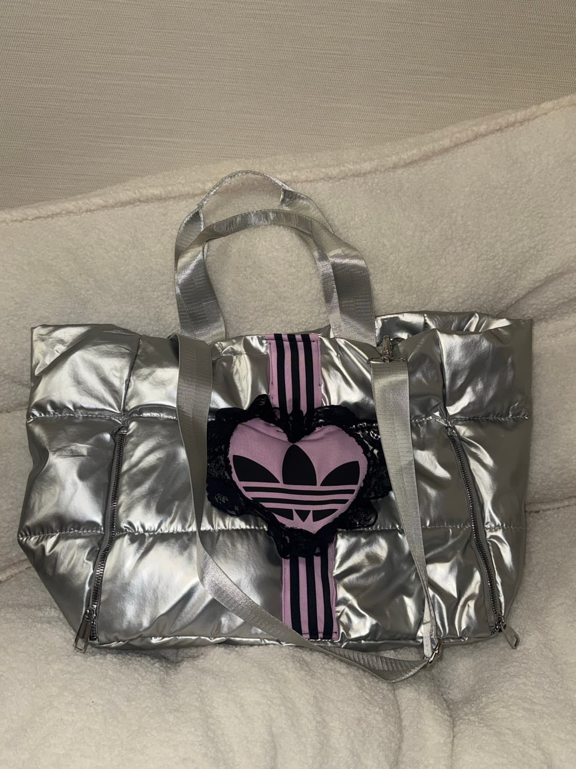 아디다스 실버 퀄팅 가방 상품이미지1