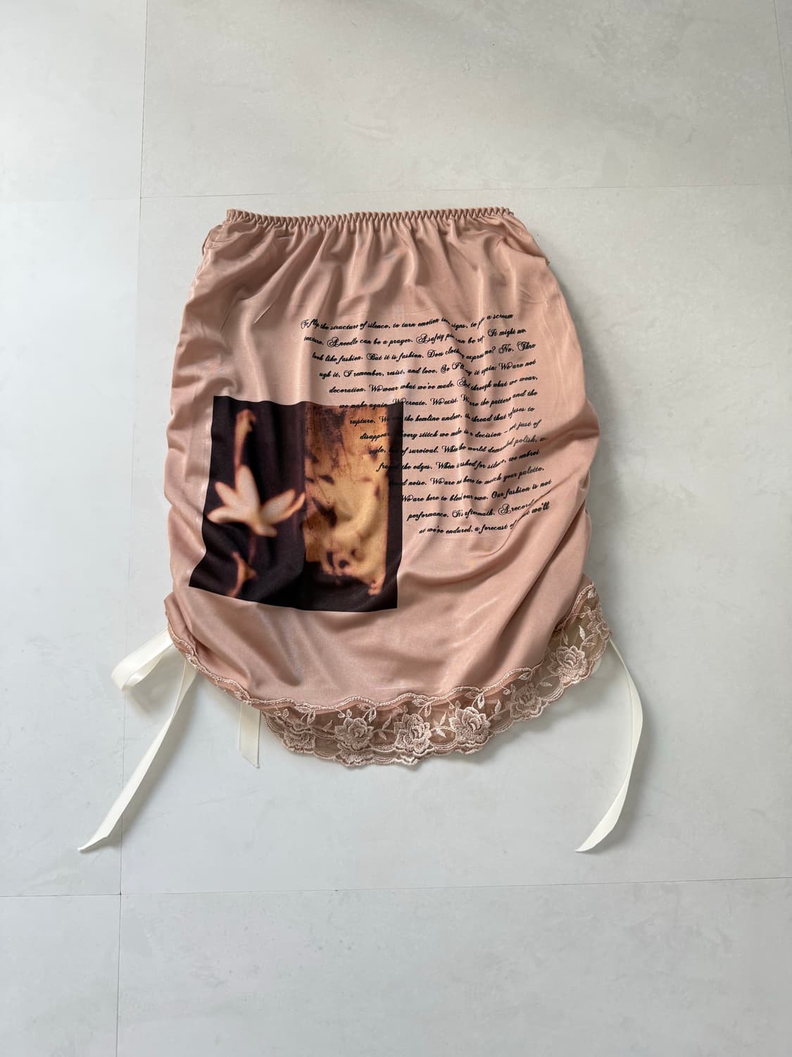 포토그래픽 새틴 셔링 스커트  상품이미지3