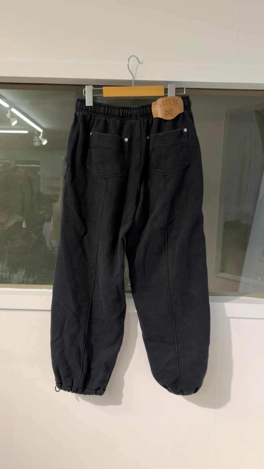 M) SATUR 새터 가죽패치 트레이닝 조거 팬츠 팝니다 상품이미지2