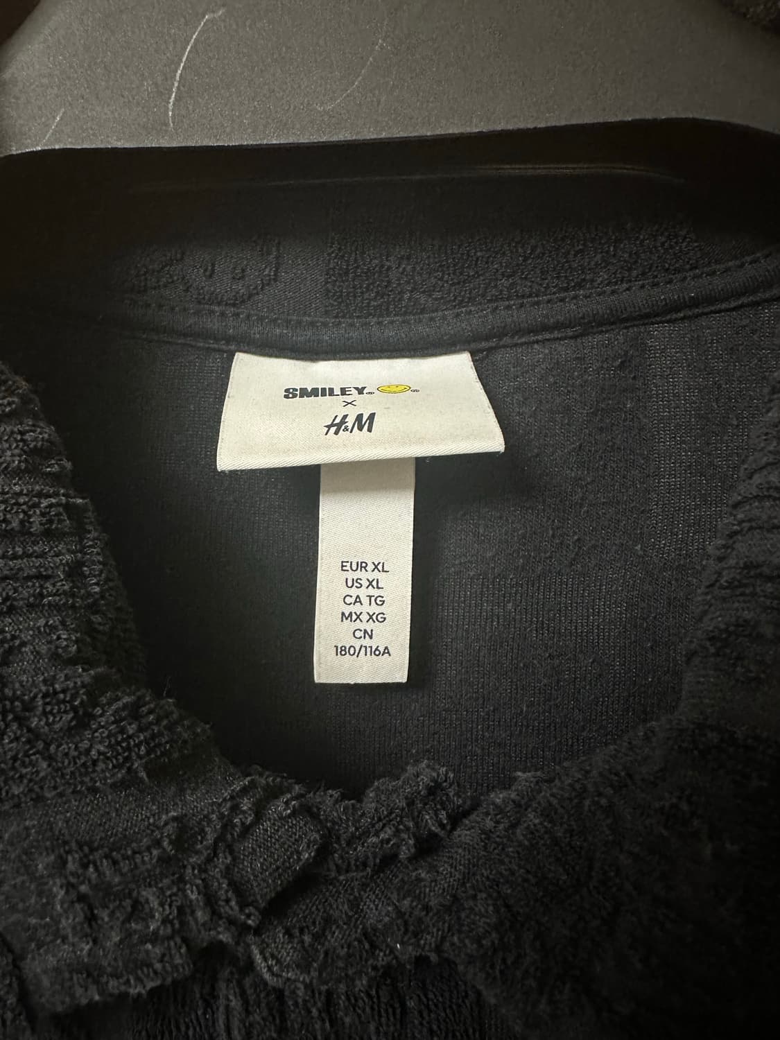 [XL] H&M Smiley 콜라보 수건 카라티 블랙 상품이미지3
