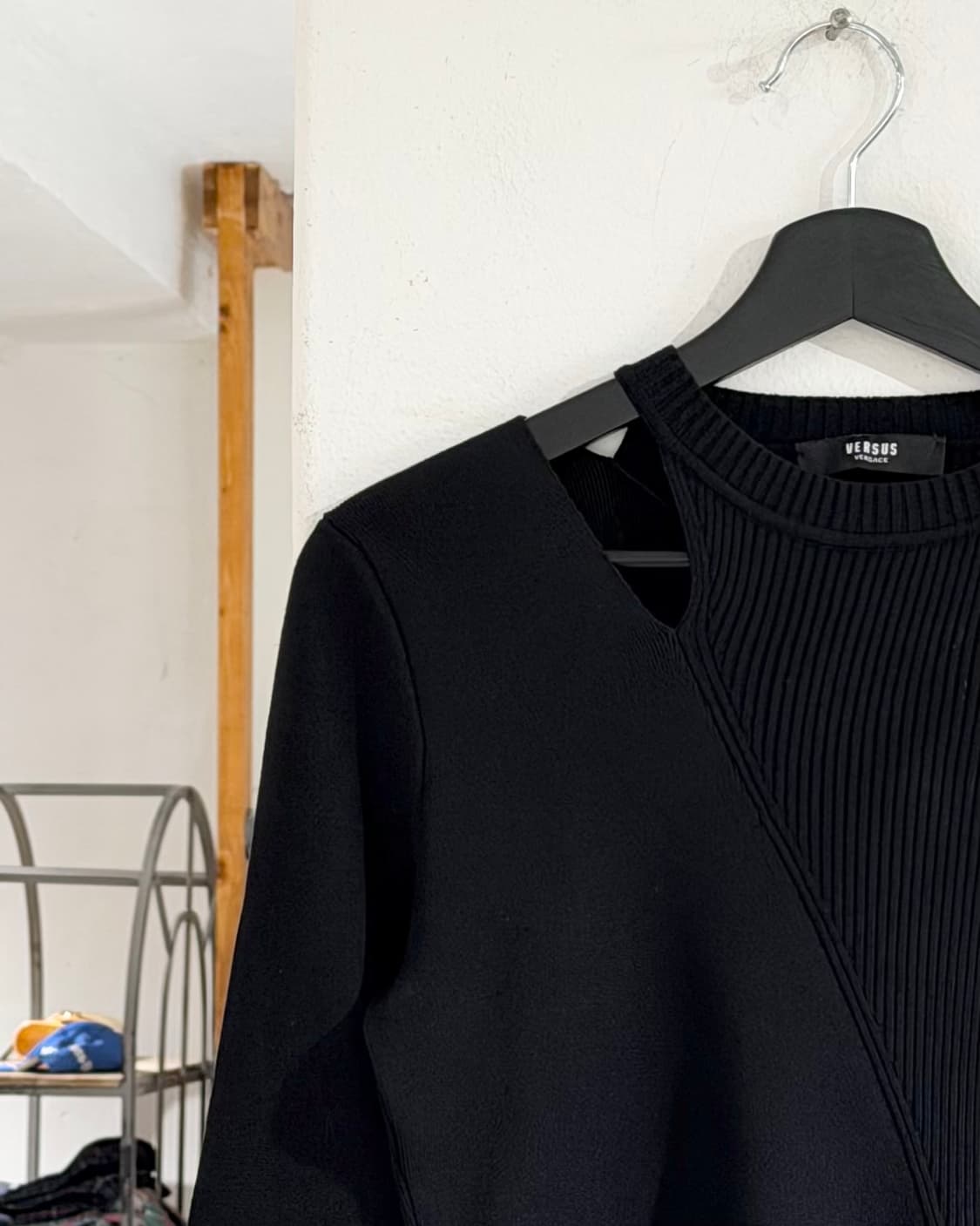 베르수스 베르사체 블랙 컷아웃 골드 세이프핀 장식 니트 상품이미지2