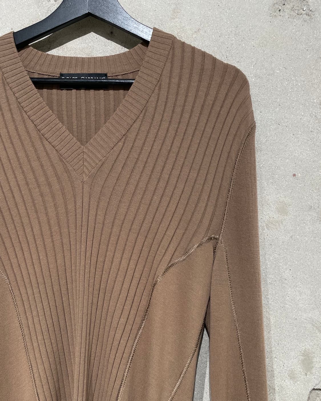 돌체 앤 가바나 라이트 브라운 V넥 코튼 혼방 골지 니트 상품이미지3