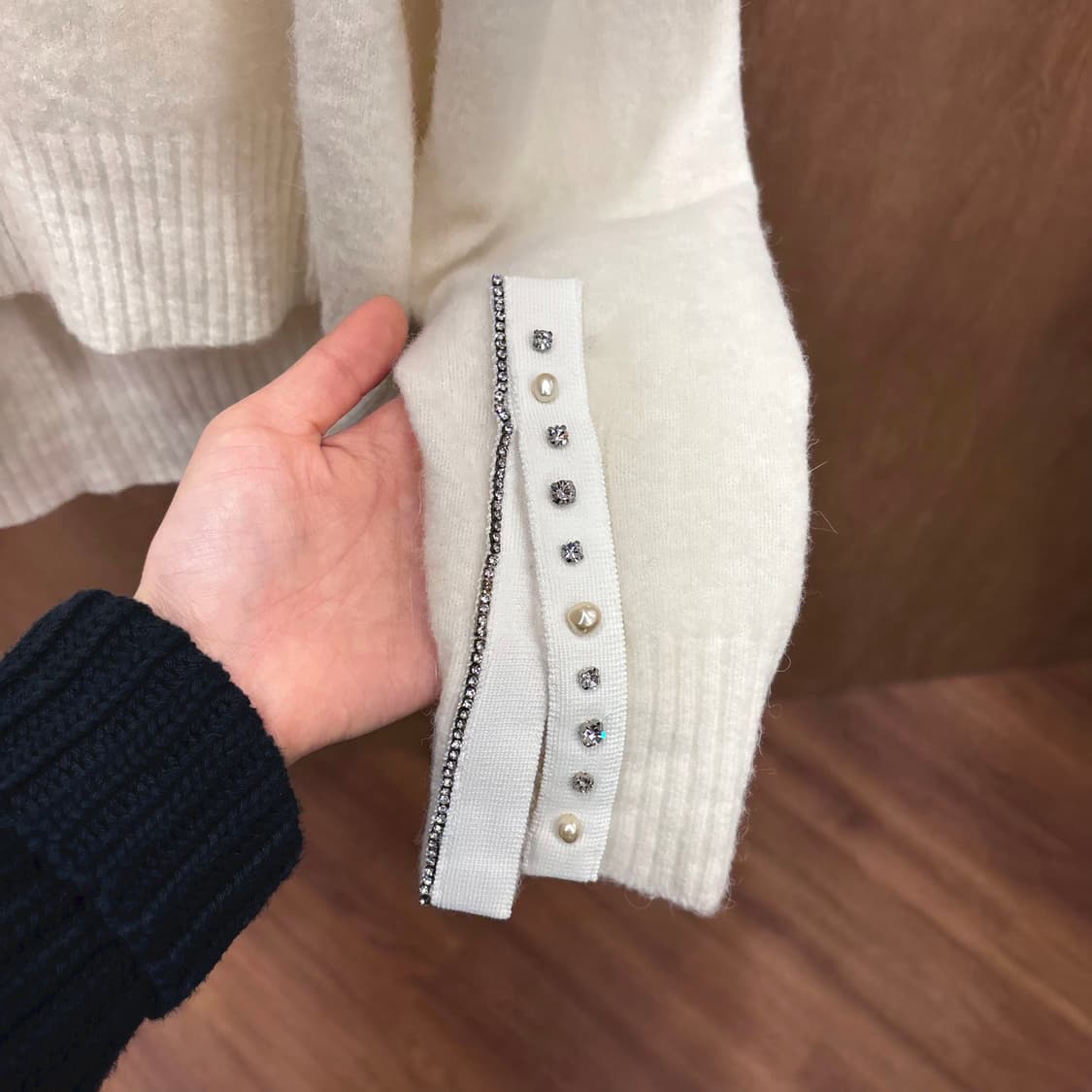 3.1 필립림 라운드넥 니트 슬리브 슬릿 진주 큐빅 장식 디테일 아이보리 상품이미지7