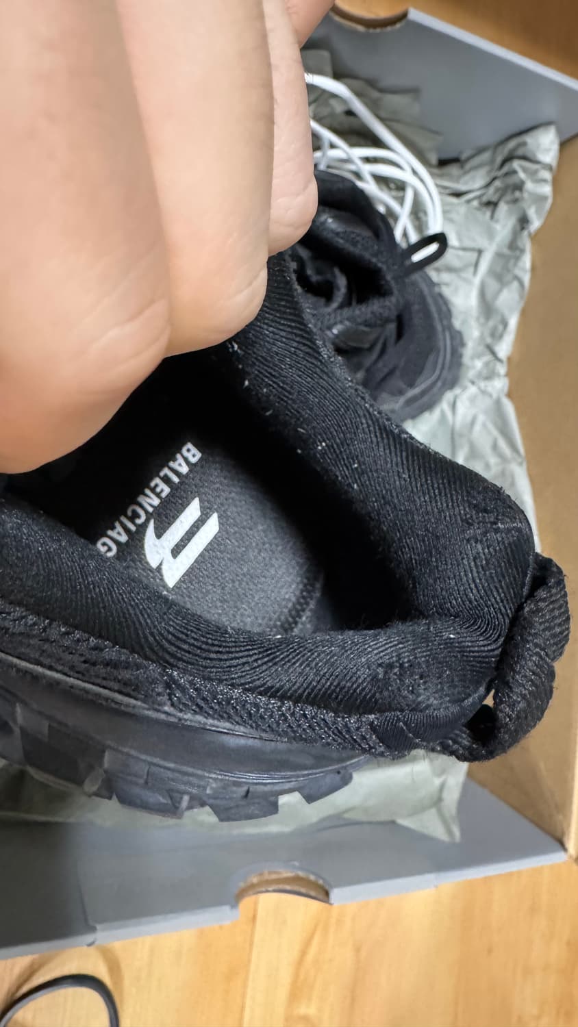 발렌시아가 디펜더 스니커즈 블랙 43 상품이미지6