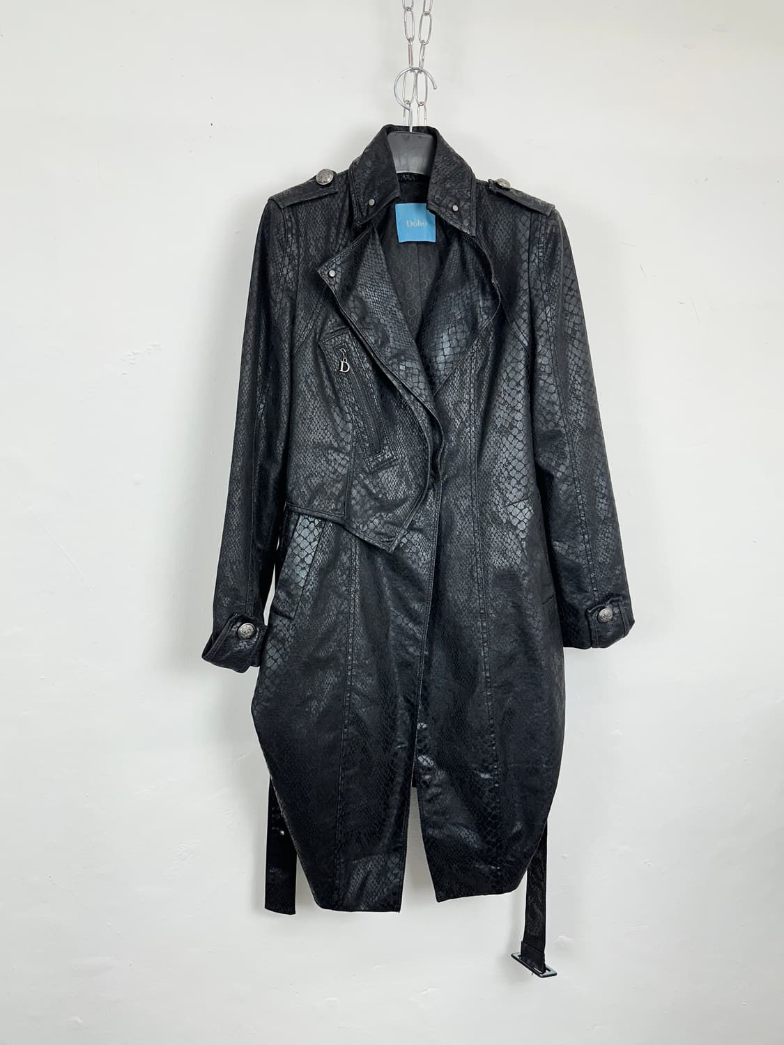 DOHO Snakeskin-Effect Glossy Belted Coat 상품이미지1