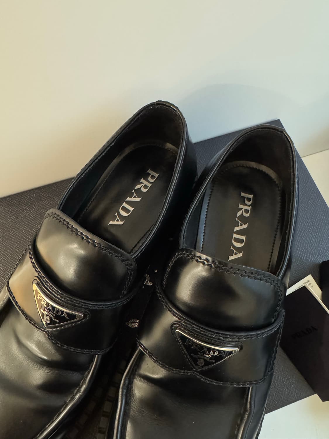 프라다 브러쉬드 삼각 로고 로퍼 (7.5사이즈) 상품이미지2