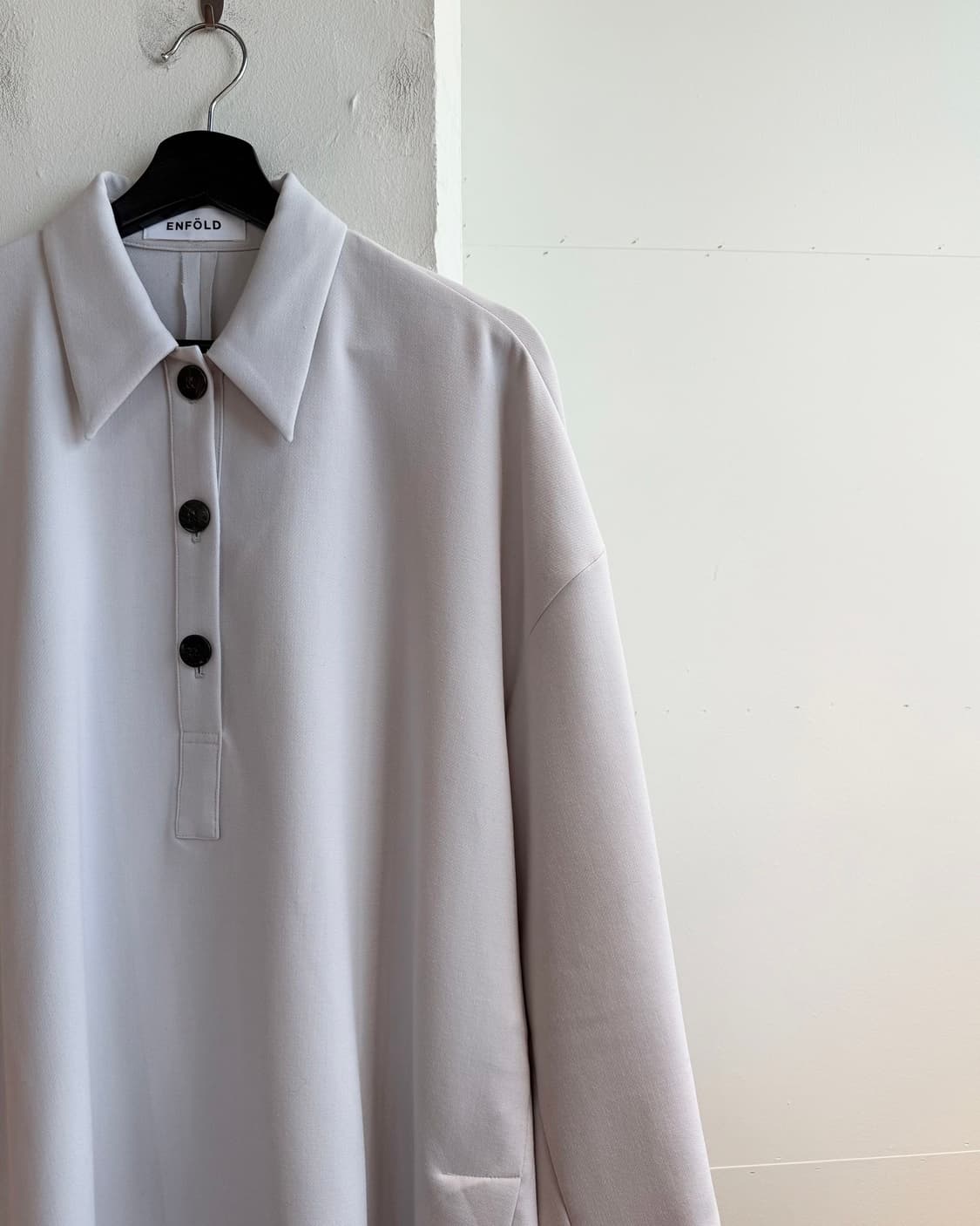 엔폴드 그레이 하프버튼 오버 카라넥 셔츠  상품이미지5