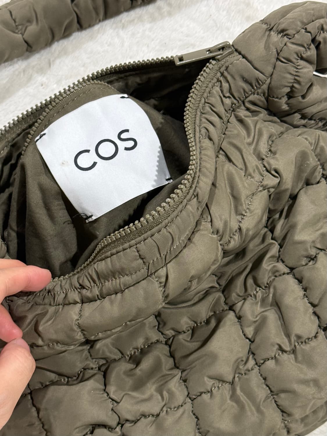 COS 퀄티드 메신저백 카키 구름백 상품이미지4