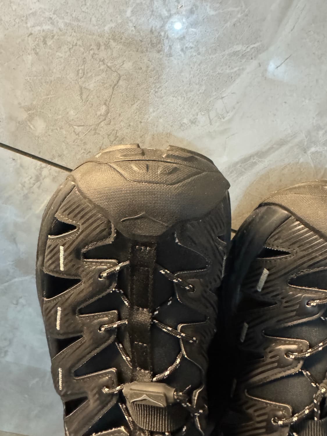 호카 호파라 블랙 캐슬락 샌들 상품이미지3