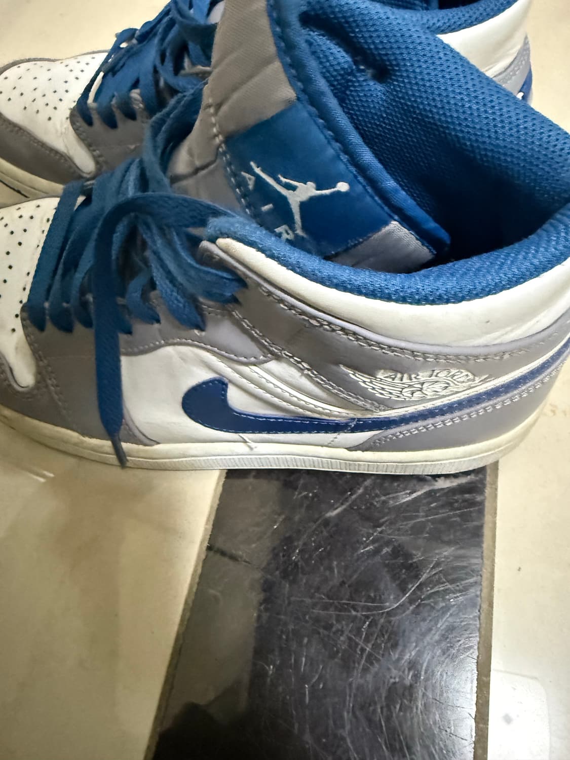 나이키 조던 1 미드 시멘트 그레이 트루 블루 상품이미지3