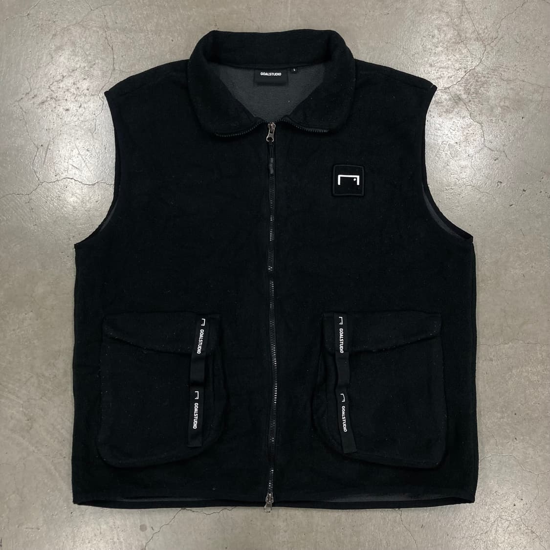 골스튜디오 블랙 컬러 스몰 로고 플리스 베스트 상품이미지1