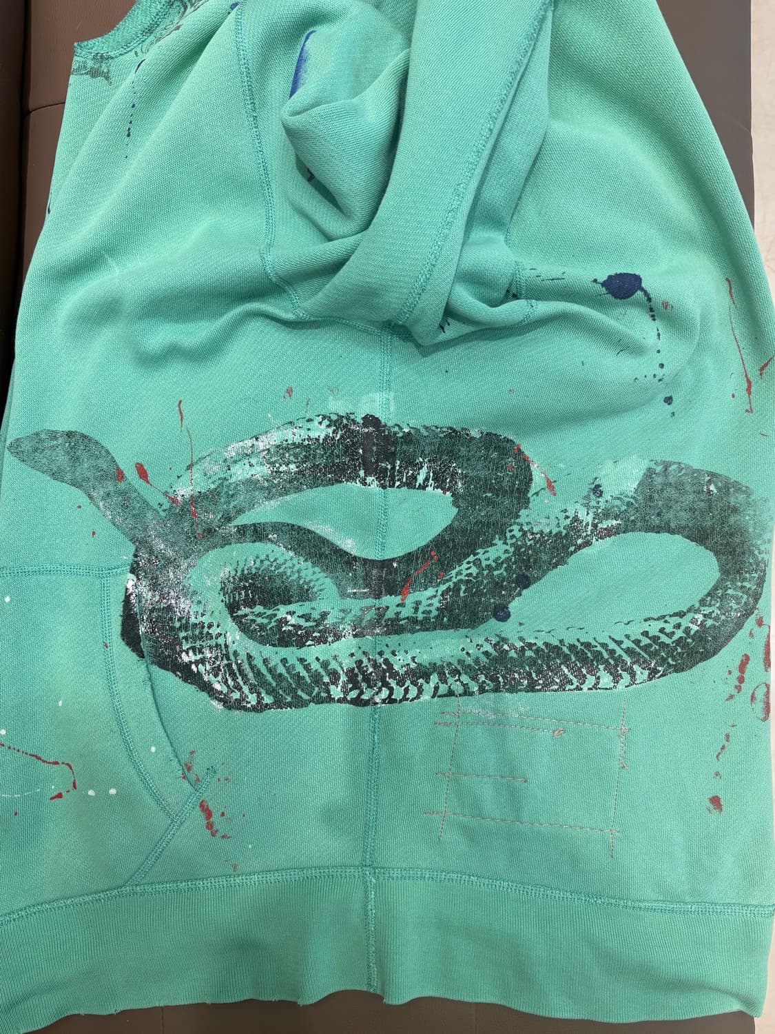 폴로 랄프로렌 넥 트임 디스트레스드 페인팅 후드티 상품이미지4