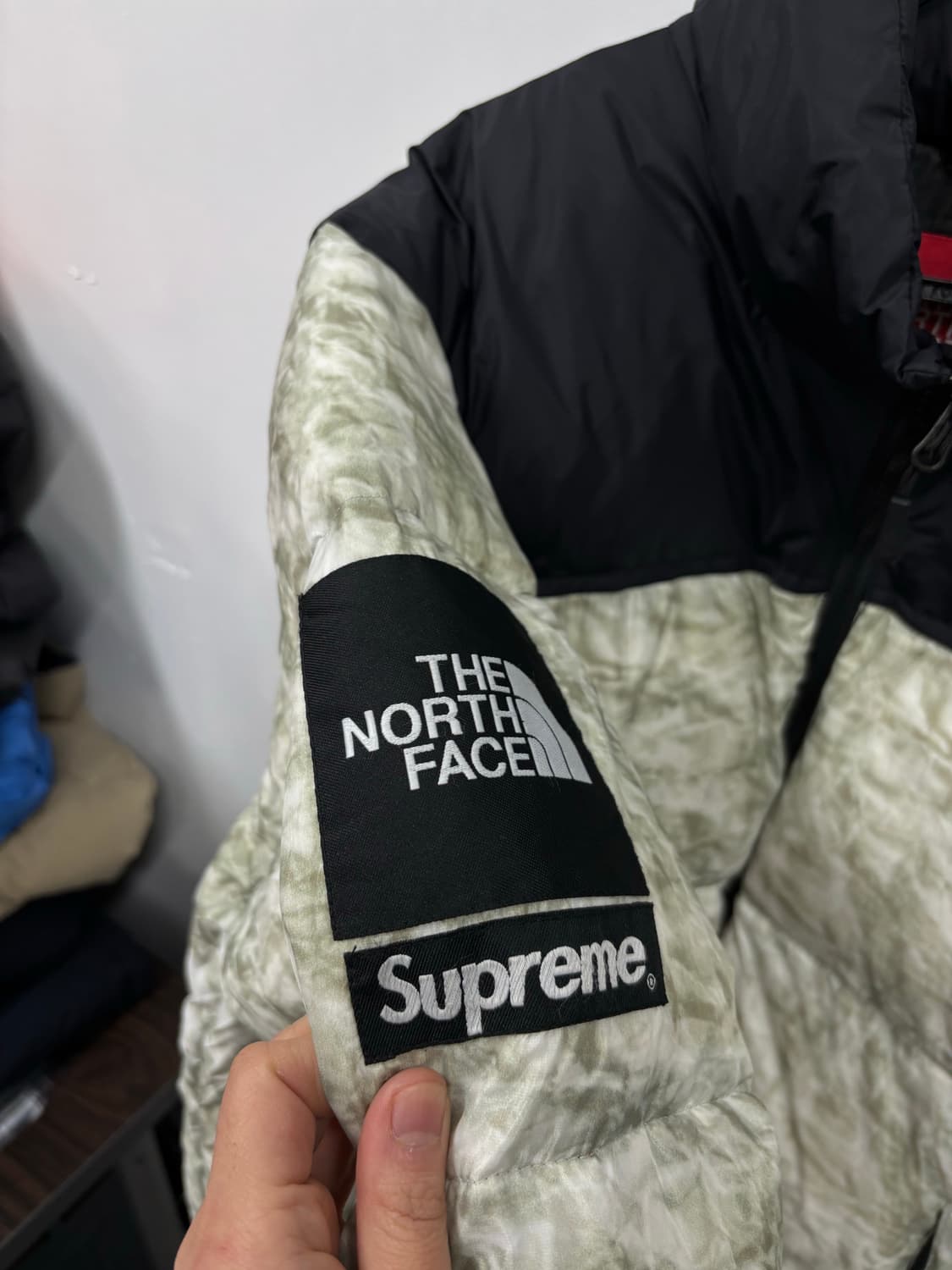 노스페이스x슈프림 페이퍼 프린트 다운패딩 상품이미지4