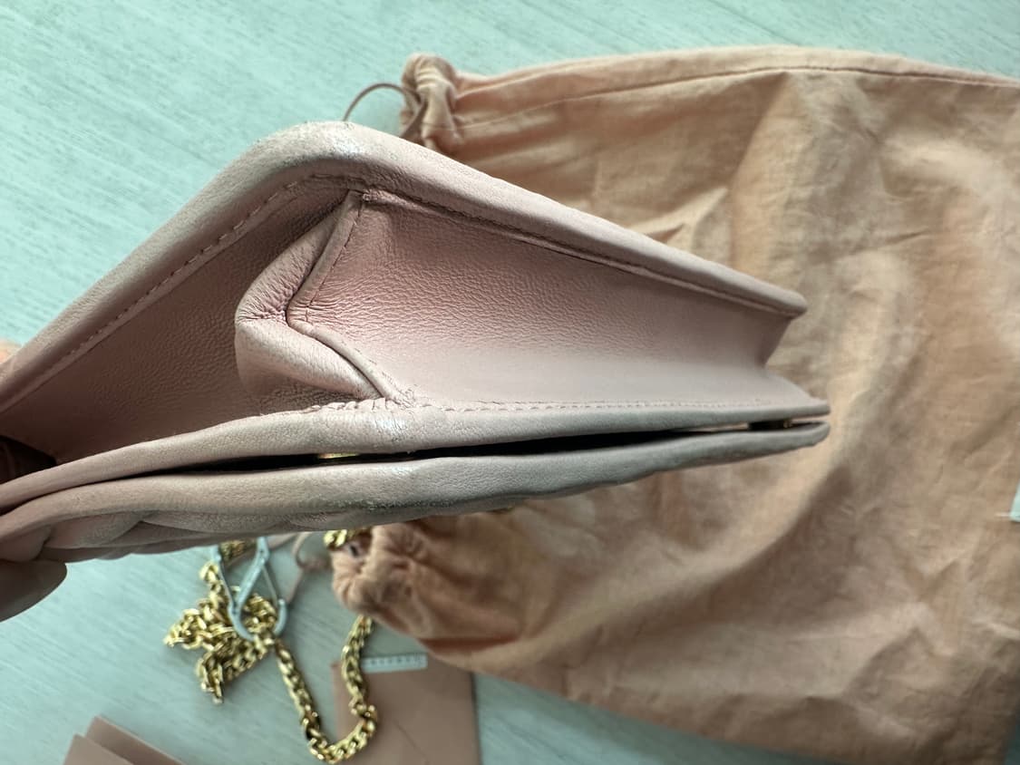 미우미우 마트라쎄 woc체인크로스백핑크 상품이미지5